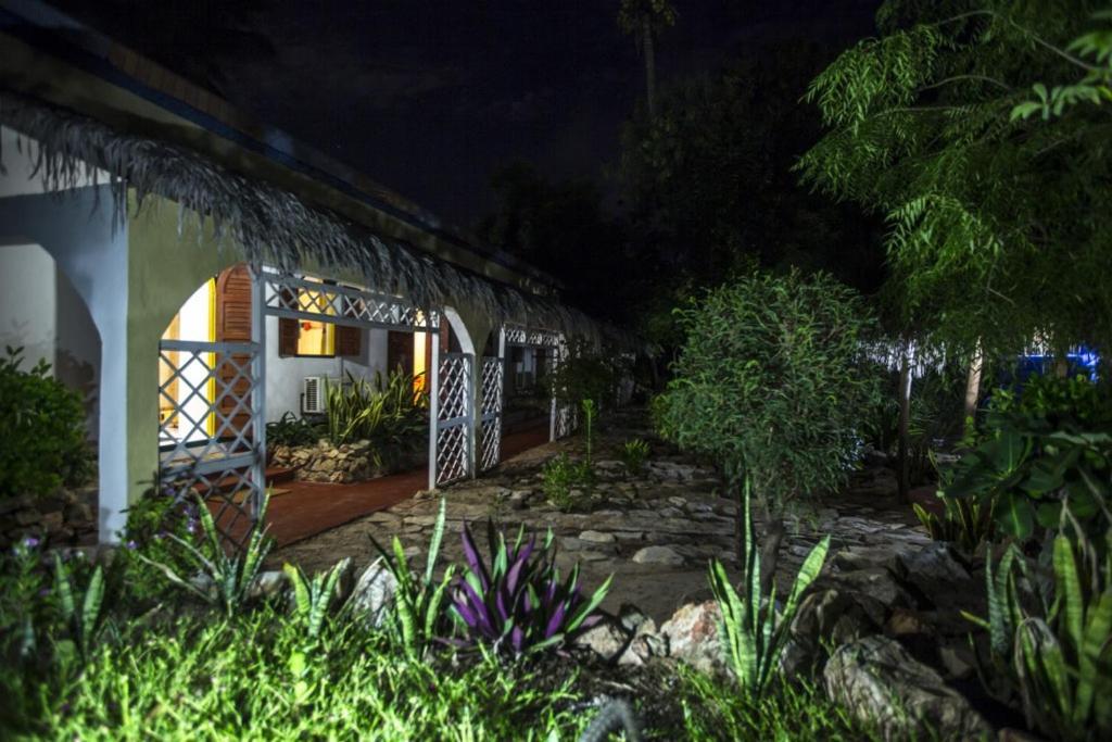Chez Maggie Hotel & Restaurant Morondava Exterior foto